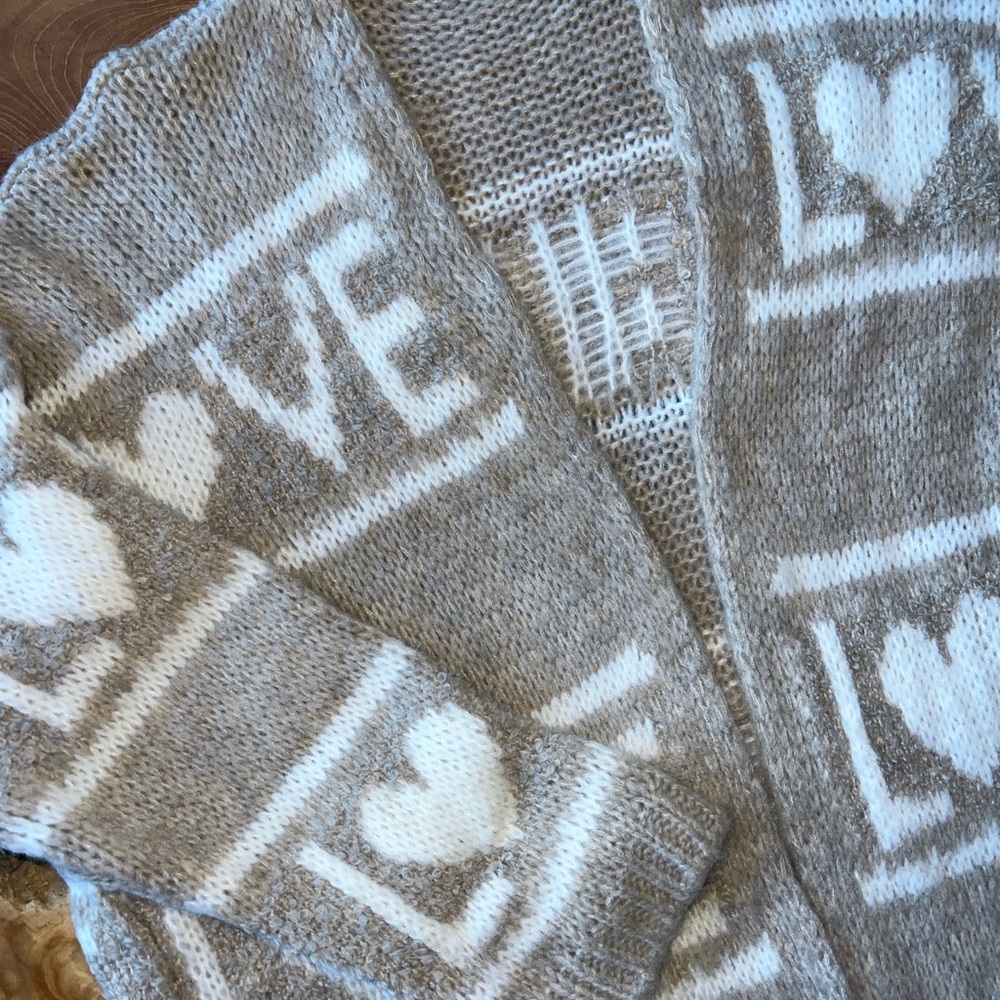 Milano Beige LOVE Pattern Duster Sweater NWOT - Picture 7 of 9